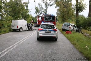 Policjanci ruchu drogowego wykonują czynności na miejscu wypadku drogowego w Piastoszynie.