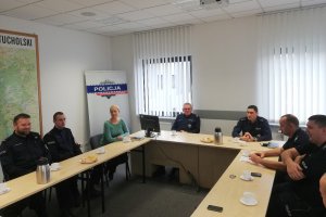 Spotkanie z policjantami będącymi w służbie przygotowawczej w KPP w Tucholi zorganizowane przez komendanta podinsp. Wiesława Gapę.