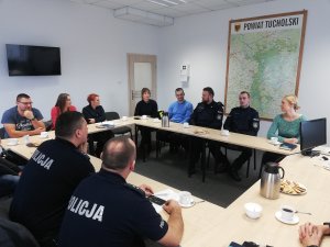 Spotkanie z policjantami będącymi w służbie przygotowawczej w KPP w Tucholi zorganizowane przez komendanta podinsp. Wiesława Gapę.