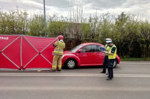 Funkcjonariusz drogówki wykonujący czynności na miejscu wypadku w Tucholi na ul. Chojnickiej.