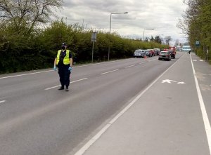 Funkcjonariusz drogówki wykonujący czynności na miejscu wypadku w Tucholi na ul. Chojnickiej.