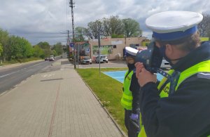 Patrol ruchu drogowego z tucholskiej komendy policji realizuje zadania do akcji &quot;Kaskadowy pomiar prędkości&quot;.
