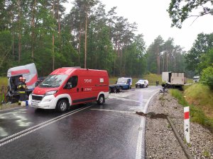 W piątek (3.07.2020r.) na drodze wojewódzkiej nr 240 w Rudzkim Młynie doszło do zdarzenia drogowego, z udziałem dwóch samochodów ciężarowych.