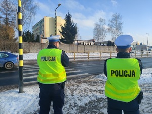 policjanci czuwają nad bezpieczeństwem pieszych