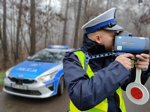 policjant kontroluje prędkość aut - zdjęcie poglądowe